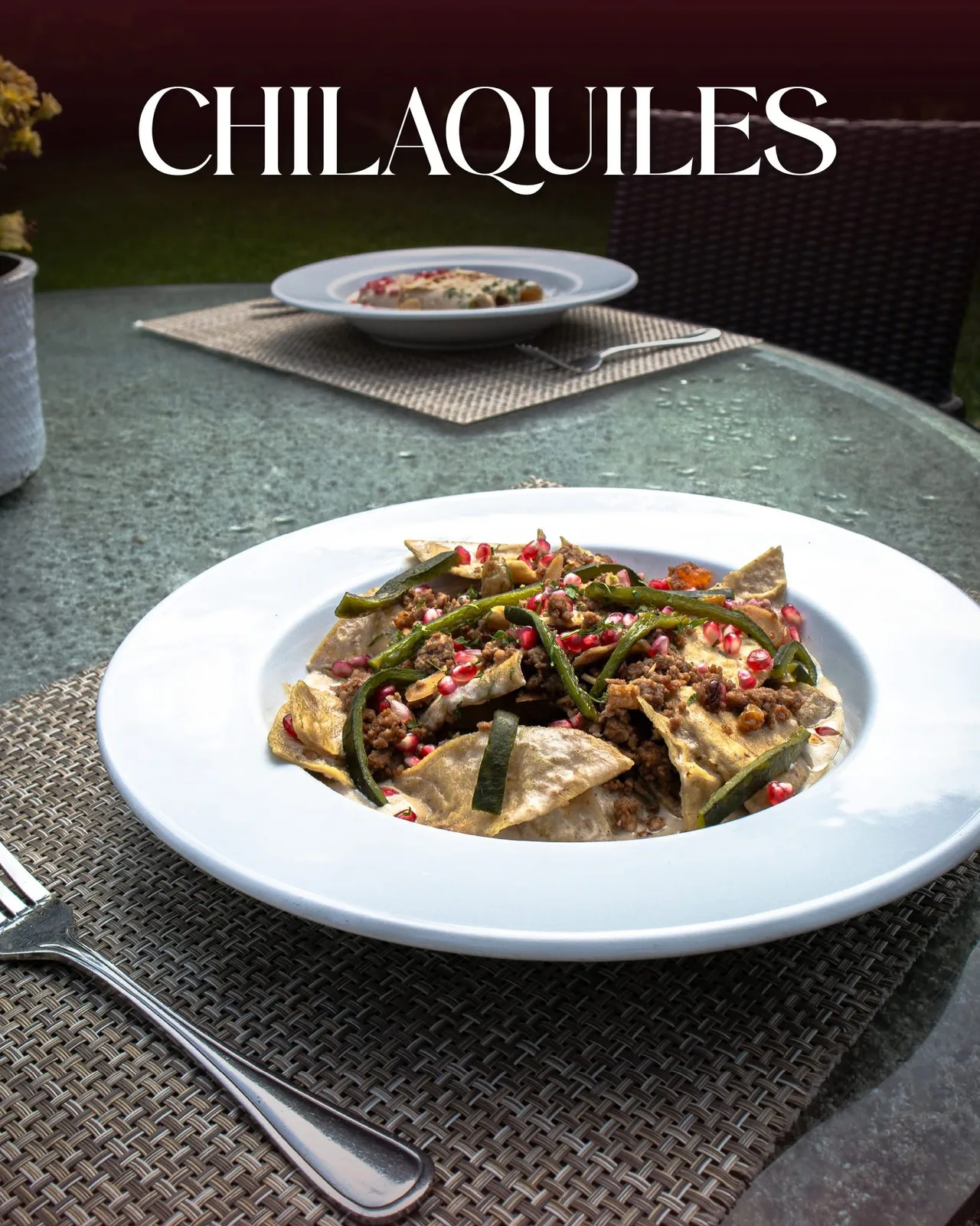 Chilaquiles presentados en plato blanco