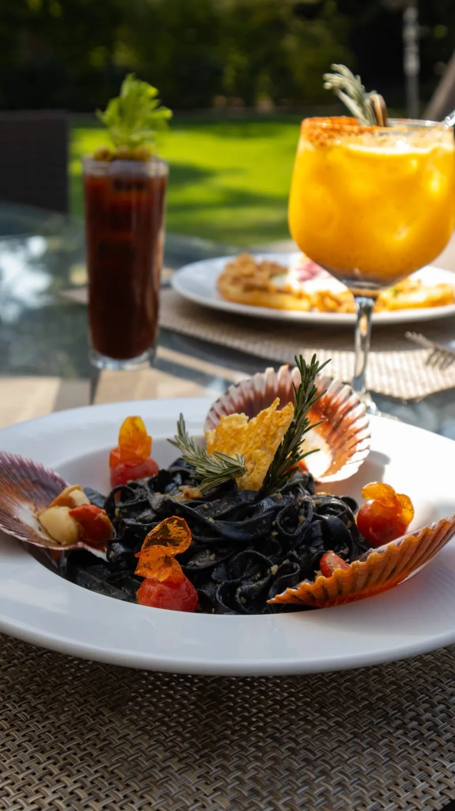 Pasta negra con mariscos