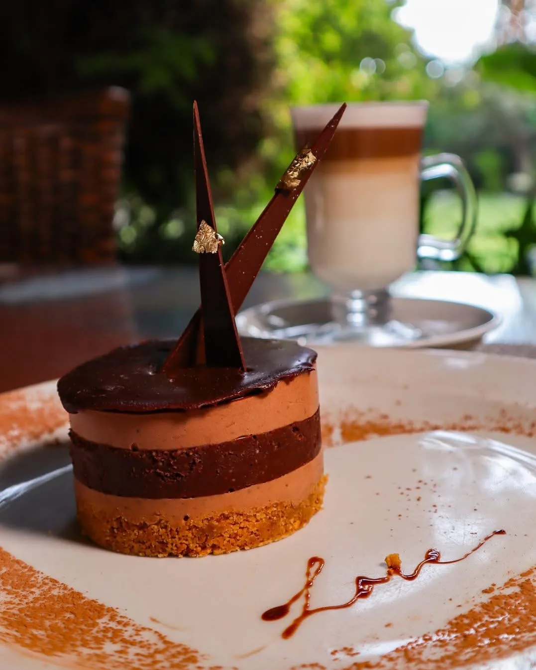 Postre de chocolate con presentación artesanal